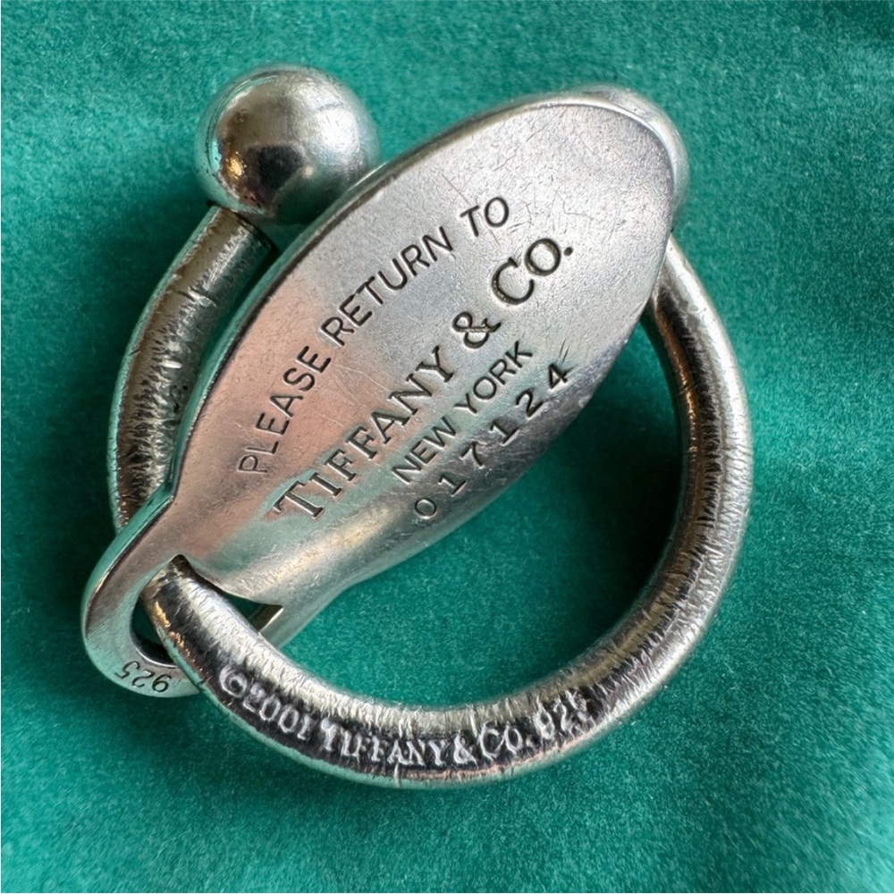 Tiffany & Co. pouch, gift box and  bag included. 925 Sterling Silver Keyring